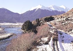 TranzAlpine tran near the Waimakariri River